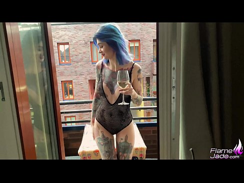 ❤️ زړه راښکونکې انجلۍ د خلاص اسمان لاندې په جوش سره د ګلپ سره وخوري ❤️❌  په موږ